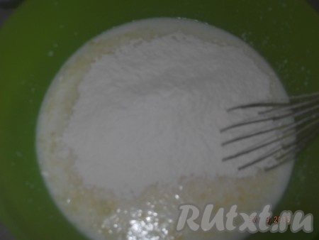 Потом вливаем растопленное не горячее сливочное масло, частями всыпаем просеянную муку, тщательно перемешивая тесто.