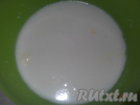 Затем выливаем в яичную смесь кислое молоко и ещё раз хорошо взбиваем венчиком.