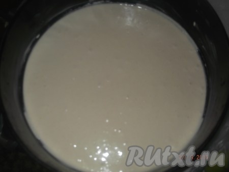 В результате должно получиться тесто, напоминающее по консистенции густую сметану. Форму для выпечки смазываем маслом и наливаем в неё половину нашего теста.