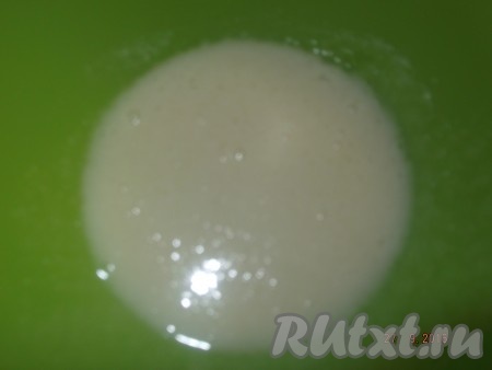 Вбиваем в миску сырое яйцо и насыпаем сахар, взбиваем венчиком до однородной массы.