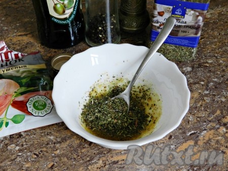 Смешать соль, перец, сухой чеснок, молотый кориандр и прованские травы. Добавить оливковое масло, перемешать. Должна получиться кашеобразная масса.
