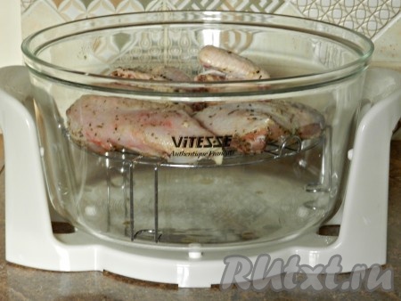 Если вы убирали курицу в холодильник, достать ее нужно за 1 час до приготовления. Выложить части курицы на верхнюю решетку аэрогриля.
