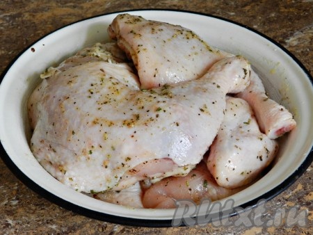 Этой смесью натереть части курицы, накрыть миску крышкой или пищевой пленкой и оставить на 1-2 часа мариноваться при комнатной температуре. Можно оставить на более длительное время, например, на ночь, тогда курицу следует убрать на нижнюю полку холодильника.
