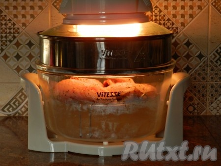 Если курица довольно крупная, можно установить на аэрогриль специальное расширительное кольцо. Запекать курицу с прованскими травами при температуре 240 градусов в течение 30 минут. Затем аккуратно перевернуть кусочки курицы на другую сторону и запекать при той же температуре еще 30 минут.&nbsp;Благодаря равномерному обдуву в аэрогриле горячим воздухом, запеченная курица всегда получается с хрустящей золотистой корочкой, а лишний жир с нее стекает на дно аэрогриля. Готовая курица должна быть мягкой, а сок, вытекающий из нее, - прозрачным. По этому же рецепту вы можете запечь курицу в разогретой духовке в течение 1 часа при температуре 200-220 градусов. Если в духовке имеется режим "гриль+конвекция", включите его на последние 20 минут запекания.
