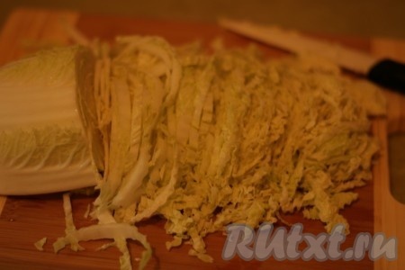 Капусту нашинковать.  