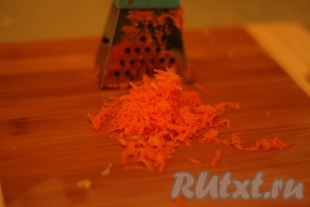 Морковь натереть на крупной тёрке.