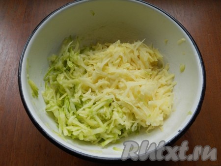 Кабачок очистить от кожуры. Если у кабачка крупные семечки, их нужно будет удалить. Картошку очистить. Картофель и 200 грамм подготовленного кабачка натереть на крупной тёрке в глубокую миску.
