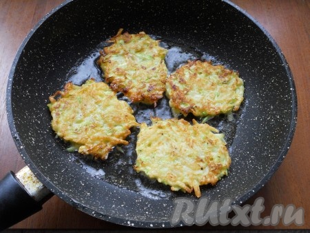 Жарить овощные оладушки на среднем огне с двух сторон до румяности.
