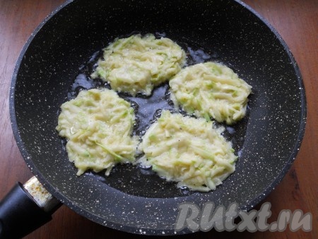 На сковороду, хорошо разогретую с растительным маслом, выкладывать по 1-1,5 столовых ложки картофельно-кабачкового теста&nbsp;в виде небольших оладий.