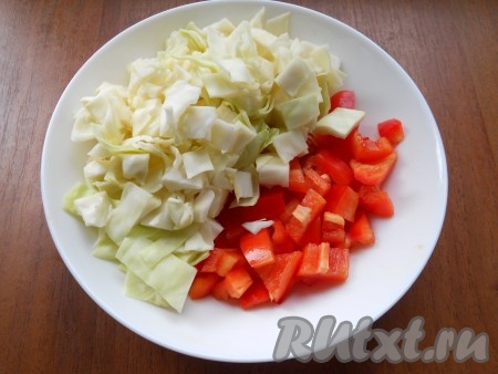 Капусту и очищенный от семян болгарский перец также нарезать кубиками.

