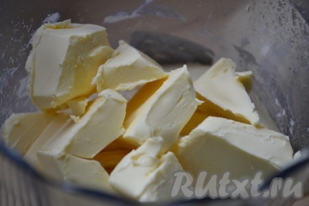 Для приготовления теста № 2 160 грамм сливочного масла порубить ножом.
