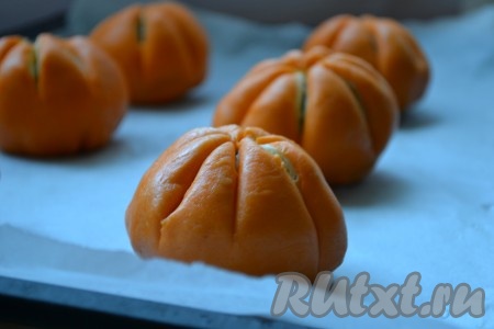 6 подготовленных лотосов выкладываем на противень, застеленный пергаментной бумагой, и отправляем печенье на 25 минут в духовку, разогретую до 180 градусов.
