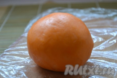 Покрываем начинку слоями теста, защипываем и скатываем по столу в ровный шарик, как в детстве из пластилина.
