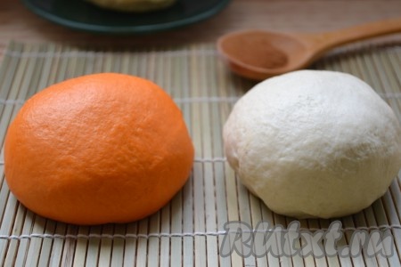 Тесто № 1 достать из холодильника и разделить на две равные части. В одну из них добавить краситель и хорошенько размять.
