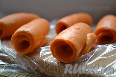 Каждую лепешку сворачиваем рулетиком, прикрываем пленкой, чтобы не обветрились и оставляем на 15 минут.
