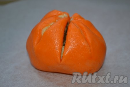 Далее делаем на шариках острым ножом крестообразные надрезы, прорезая все слои теста до самой начинки.
