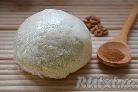 Быстро замесить мягкое, покладистое тесто, которое будет легко поддаваться и не липнуть к рукам. Замотать его в пищевую пленку и положить в холодильник минут на 20. 
