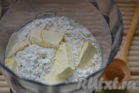 Для приготовления теста № 1 в одной ёмкости смешать 250 грамм муки, 40 грамм растаявшего сливочного масла и 125 мл кипяченой остывшей воды.