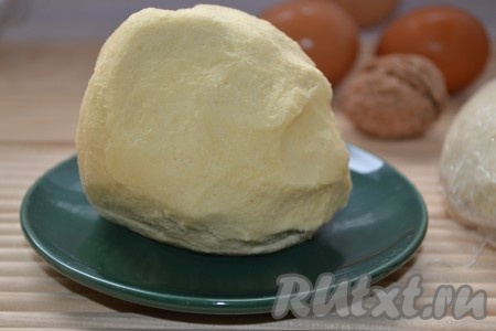 И, постепенно добавляя 150 грамм муки, быстро-быстро замесить песочное тесто. Оно должно стать однородным, очень мягким. Замотать его в пленку и отправить в холодильник на 20 минут.
