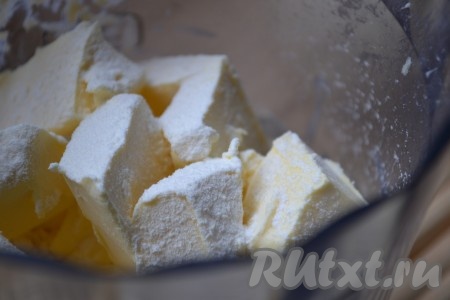 В порубленное сливочное масло всыпать 3 столовые ложки сахарной пудры.
