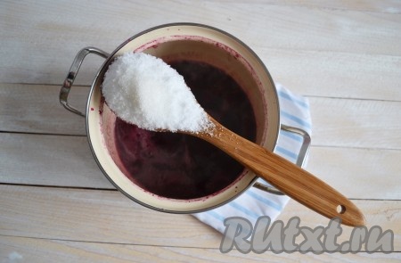 В кастрюлю с очищенной виноградной массой всыпать сахар и поставить на огонь. После закипания огонь снизить до минимума и продолжать уваривать конфитюр до желаемой консистенции, периодически помешивая. Я уваривала ровно час и у меня конфитюр вышел достаточно густым.
