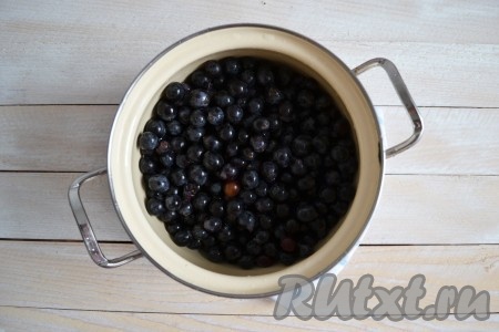 Оборвать все ягоды с грозди винограда, перебрать от мусора, плохие и засушенные ягоды выбросить. Промыть виноград проточной водой, это лучше делать в дуршлаге - вода сразу стекает.
