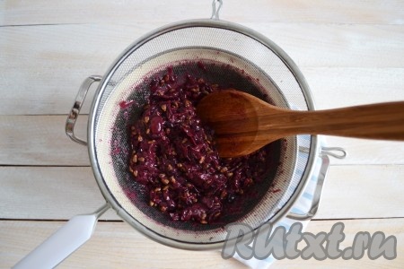 Помешивая ложкой ягоды в сите, максимально выдавить в кастрюлю сок и нежную мякоть. В сите должна остаться малая часть отходов: кожица и косточки винограда.
