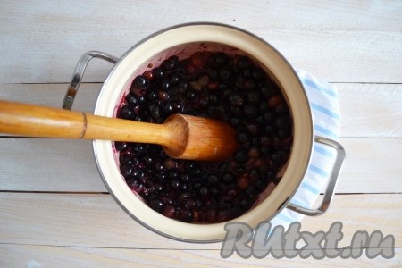 Поставить кастрюлю с виноградом на слабый огонь и, периодически помешивая, проварить 10 минут. Дополнительной жидкости не нужно, после промывания ягоды довольно мокрые, а с первых минут варки начнет выделяться сок. Затем с помощью толкушки потолочь всю массу и проварить на слабом огне еще 10-15 минут.
