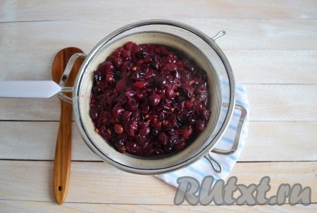 Получившуюся массу выложить в сито с мелкими сотами (не забудьте под сито подставить кастрюлю). Вся образовавшаяся жидкость стечет в кастрюлю.
