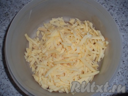 Сыр натереть на крупной терке.