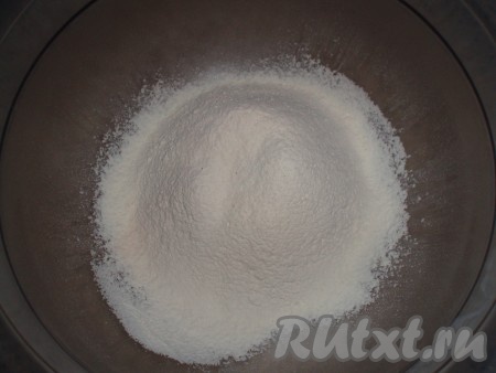 Для приготовления теста муку просеять вместе с разрыхлителем и солью.
