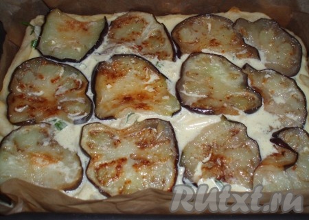 На запеченное тесто вылить получившуюся сырную массу, сверху выложить ломтики баклажанов. Вернуть пирог в духовку и допекать еще 15 минут, уменьшив температуру до 180 градусов.
