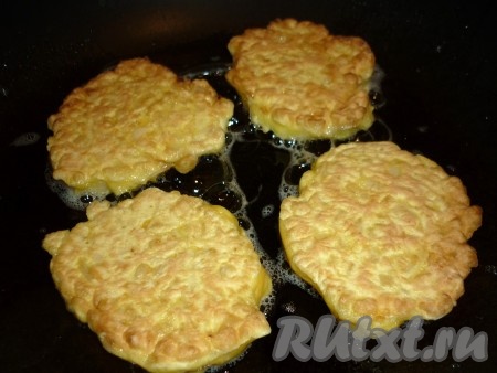 Жарить на среднем огне до золотистой корочки с двух сторон (примерно по 3-4 минуты). Готовые цыбульники выложить на бумажное полотенце, чтобы убрать лишний жир.&nbsp;
