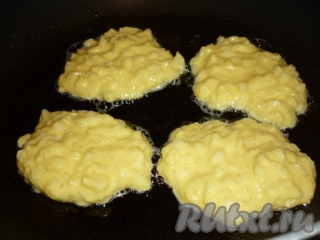 Разогреть сковороду с небольшим количеством растительного масла и выложить тесто с помощью ложки, формируя небольшие оладьи. 