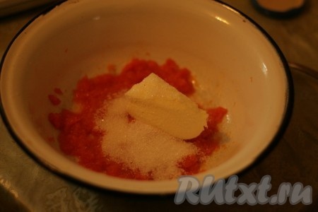 К тыквенному пюре добавить сахар и масло (комнатной температуры). 