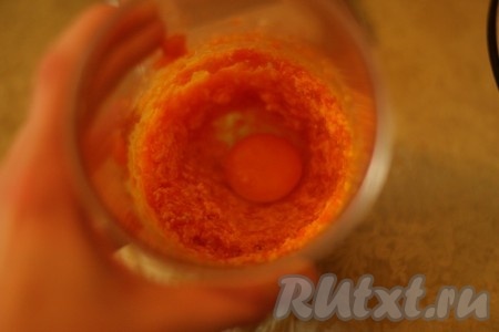 Добавить яйцо и продолжить взбивать еще 2 минуты.  