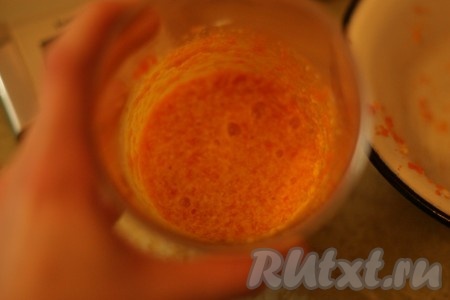 Добавить яйцо и продолжить взбивать еще 2 минуты.  