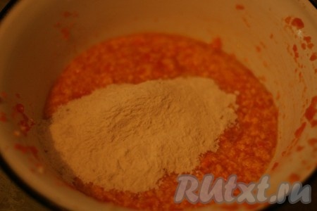Смешать муку с тыквенной смесью.
