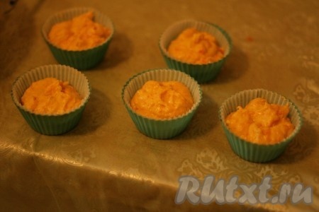 В силиконовые формочки выложить бумажные формы для маффинов и наполнить их тестом.