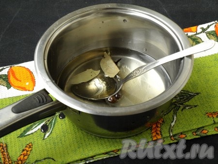 В сотейнике смешать все ингредиенты для маринада, поставить на огонь и довести до кипения.
