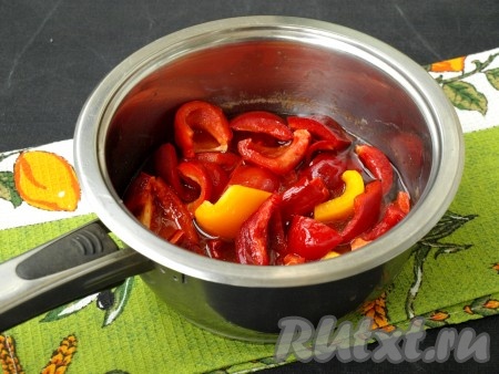 Частями выкладывать в маринад чеснок и перец, довести до кипения и варить по 8-10 минут на очень маленьком огне.
