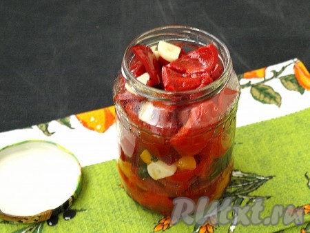 Подготовить заранее стерильную банку с прокипяченной крышкой. Горячий перец выкладывать из маринада в банку, прикрыть крышкой и готовить следующую партию. Я закладывала перец в 3 этапа. Прижимать перец ложкой в банке.
