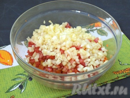 Очистить лук и болгарский перец. Нарезать лук и перец, добавить в миску к моркови и помидорам.
