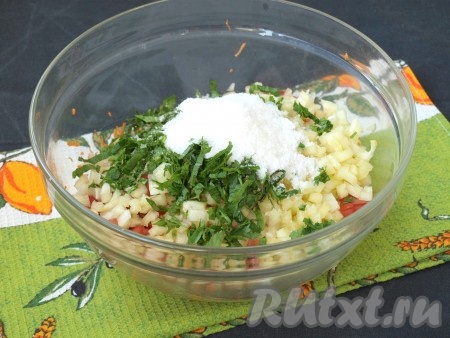 Мелко нарезать петрушку, добавить её в миску к овощам, всыпать нужное количество соли.
