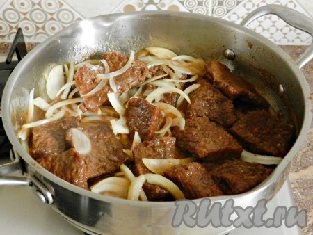 Перемешать и готовить еще 5-7 минут до мягкости лука. В этом блюде лук не должен полностью потушиться, а немного похрустывать. 