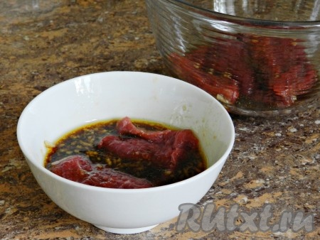 Каждый кусочек говядины окунуть в маринад.
