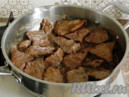 Не отходите от плиты, переворачивайте мясо во время обжаривания, потому что соус быстро карамелизуется и оно может подгореть. Когда мясо обжарится, на это уйдет 10-15 минут, добавить в сковороду немного горячей воды, чтобы доходила примерно до половины мясных кусочков. Сделать минимальный огонь, накрыть сковороду крышкой и тушить говядину в соусе "Терияки" до готовности мяса, не менее часа. В процессе тушения можно подливать воду, если вам покажется, что ее мало, и не забывать перемешивать мясо в сковороде.
