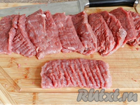 Немного отбить мясо тупой стороной ножа с обеих сторон.