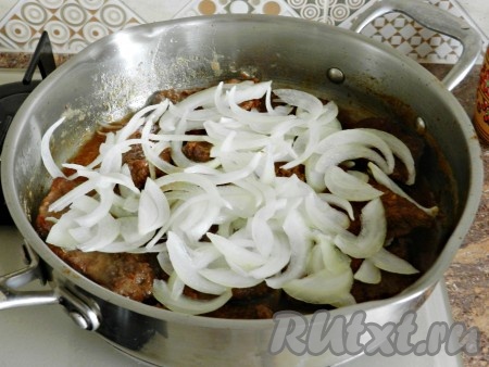 Добавить лук к мясу.