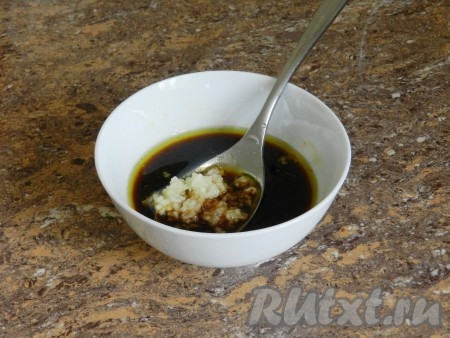 Смешать соус "Терияки", растительное масло, соус "Табаско" и лимонный сок. Добавить сахар и пропущенный чрез пресс чеснок. Попробуйте на вкус. Солить не надо, так как соль содержится в соевом соусе "Терияки". Маринад получается скорее сладковатым, чем соленым. Если вы замените "Терияки" на обычный соевый соус, маринад будет менее сладким.
